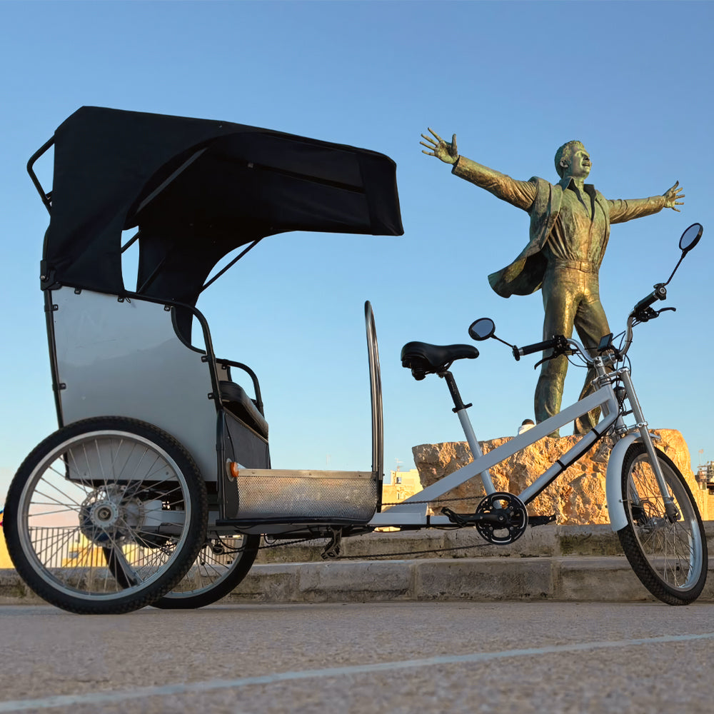 La Statua di Domenico Modugno a Polignano a Mare: Un Omaggio al “Mister Volare